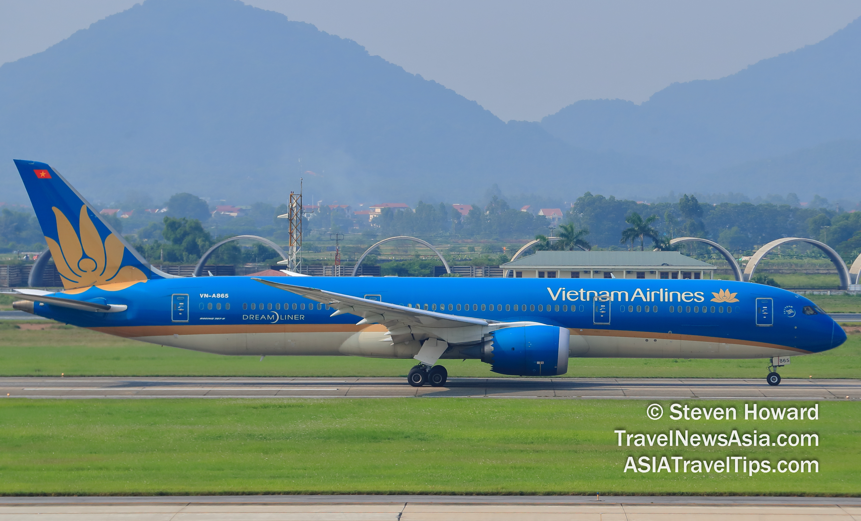 Vietnam Airlines Boeing 787-8 reg: VN865. Picture by Steven Howard of TravelNewsAsia.com Click to enlarge.