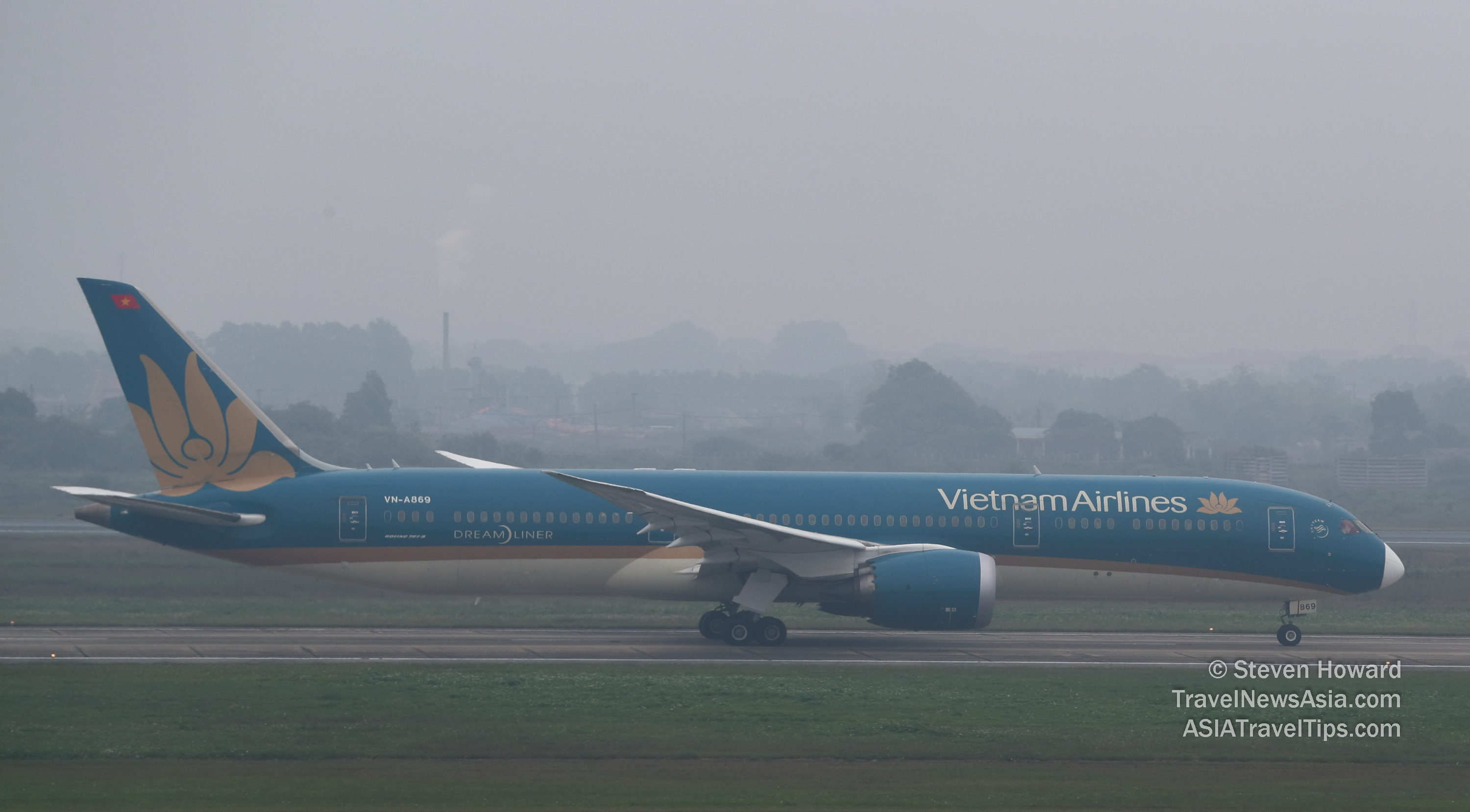 Vietnam Airlines Boeing 787-9 MSN 38768 reg: VN-A869. Picture by Steven Howard of TravelNewsAsia.com Click to enlarge.