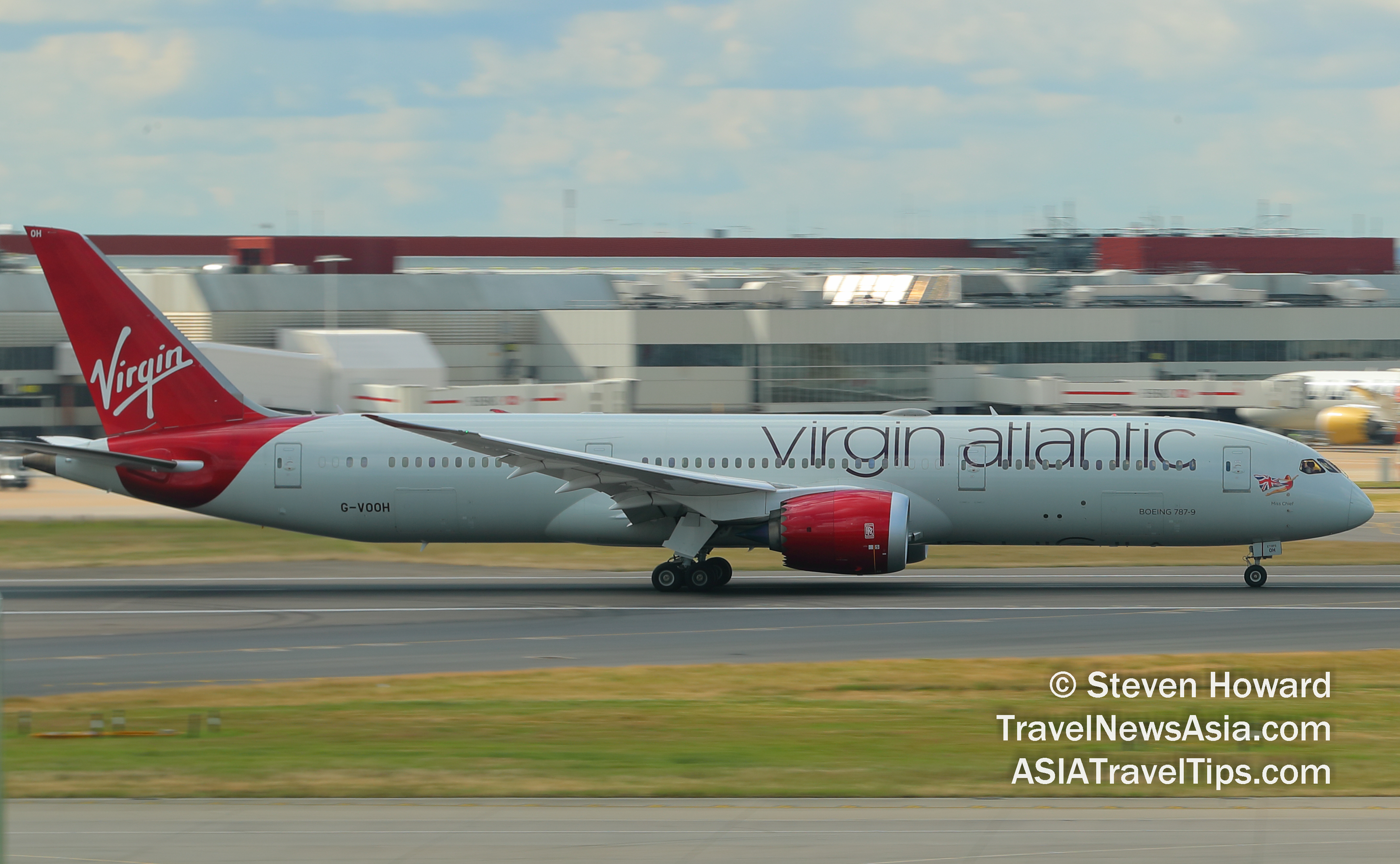Virgin Atlantic Boeing 787-9 reg: G-VOOH at London Heathrow. Picture by Steven Howard of TravelNewsAsia.com Click to enlarge.